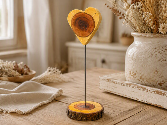 Handgefertigtes Holzherz auf Stab – romantische Dekoration & Geschenkidee