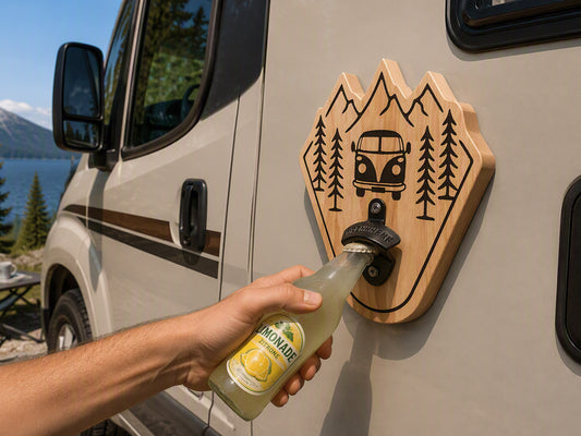 Magnetischer Flaschenöffner aus Holz – Jeeper & Camper Motiv