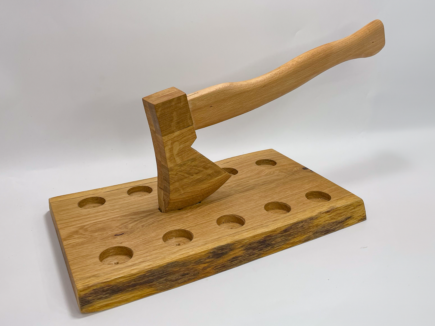 SchnAXTbrett – Handgefertigtes Schnapsbrett aus Eichenholz mit Baumkante