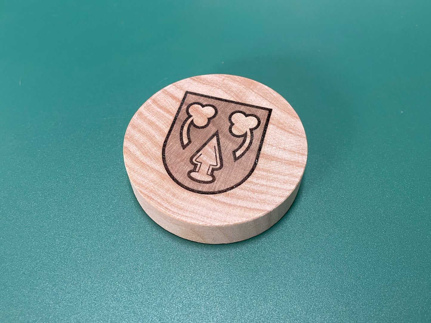 Flaschenöffner aus Buchenholz mit Lasergravur – Ettlingen Oberweier Edition