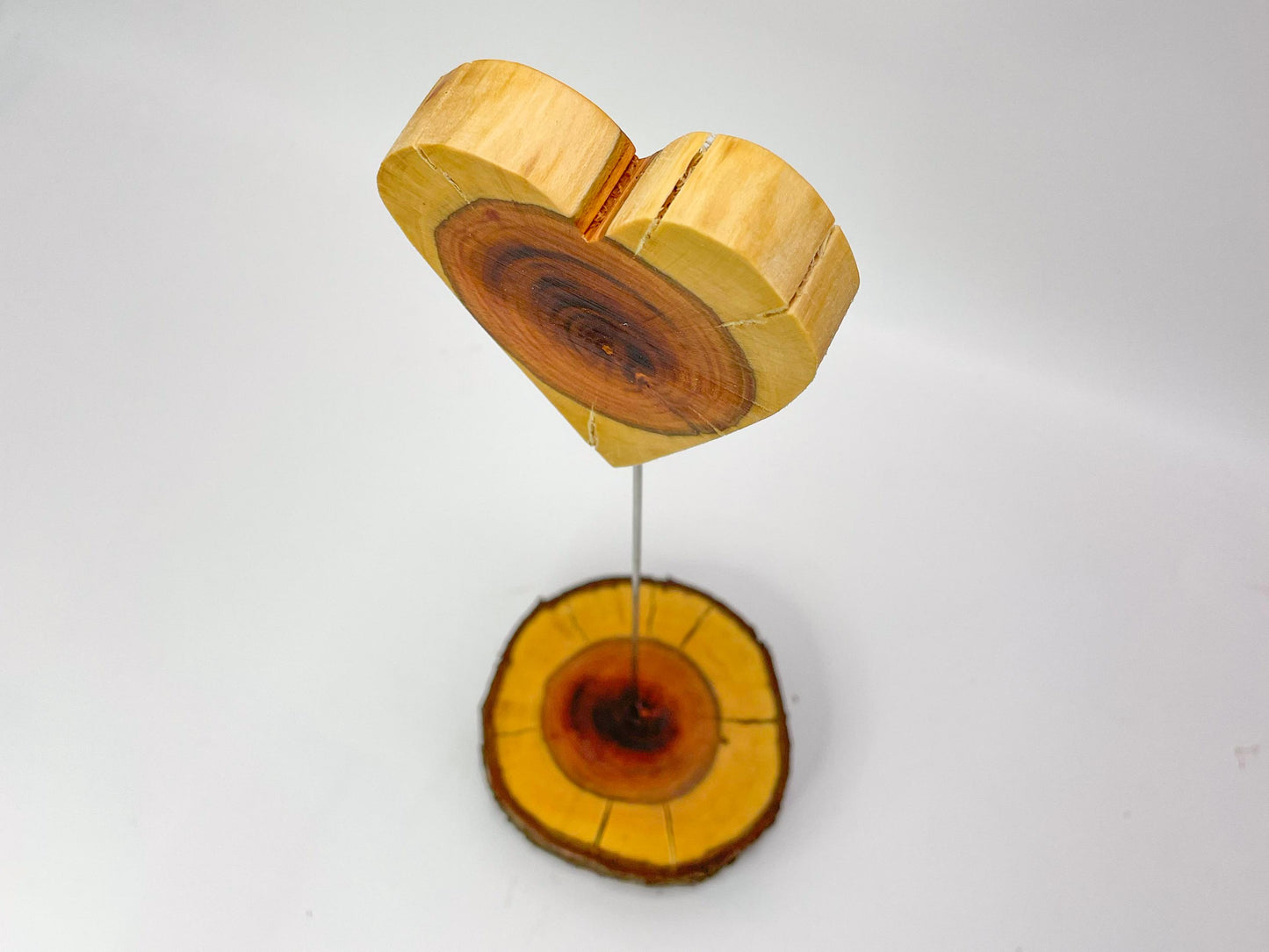 Handgefertigtes Holzherz auf Stab – romantische Dekoration & Geschenkidee