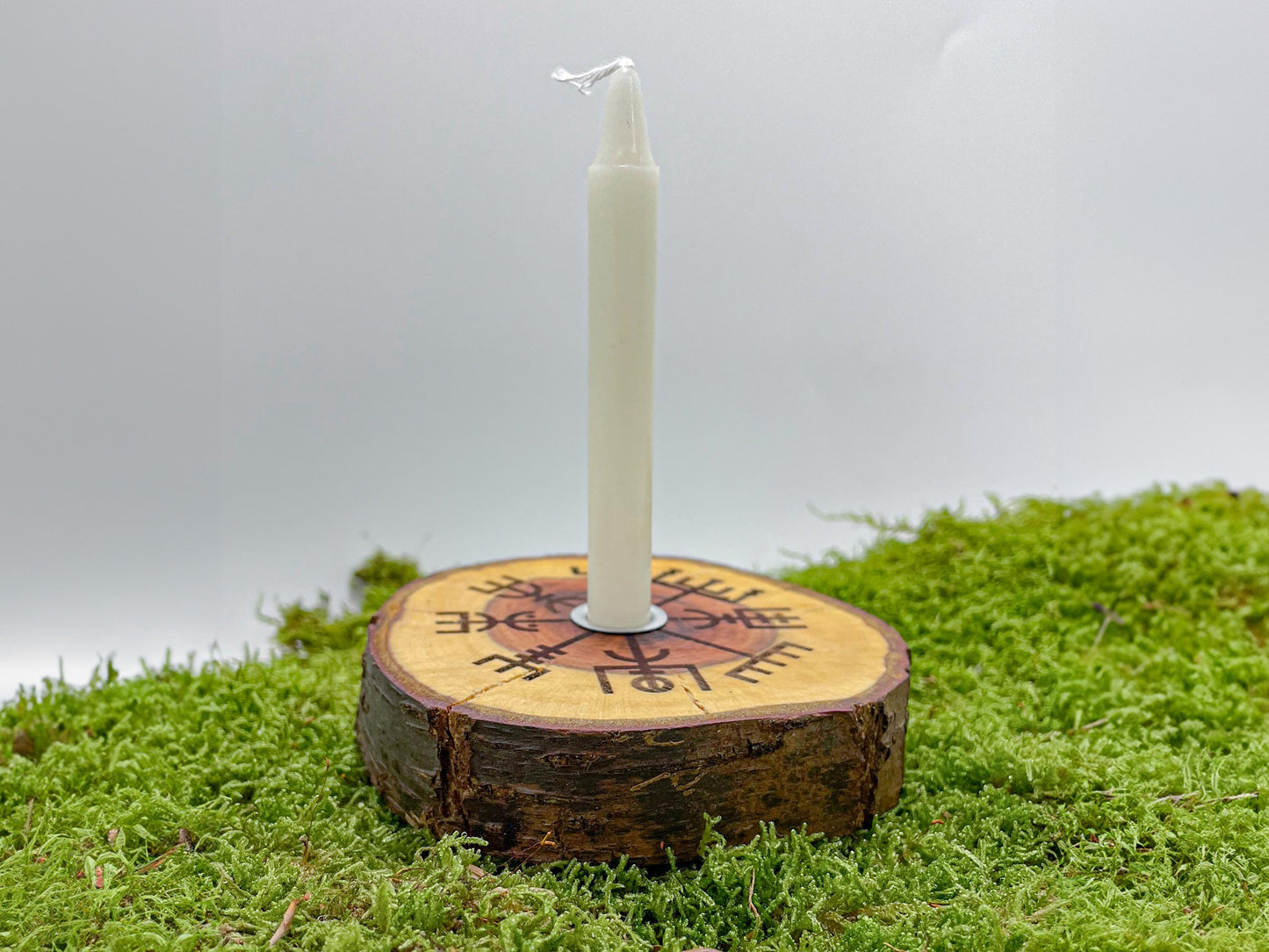Handgefertigter Kerzenhalter aus Holz – Vegvisir Wikingerkompass