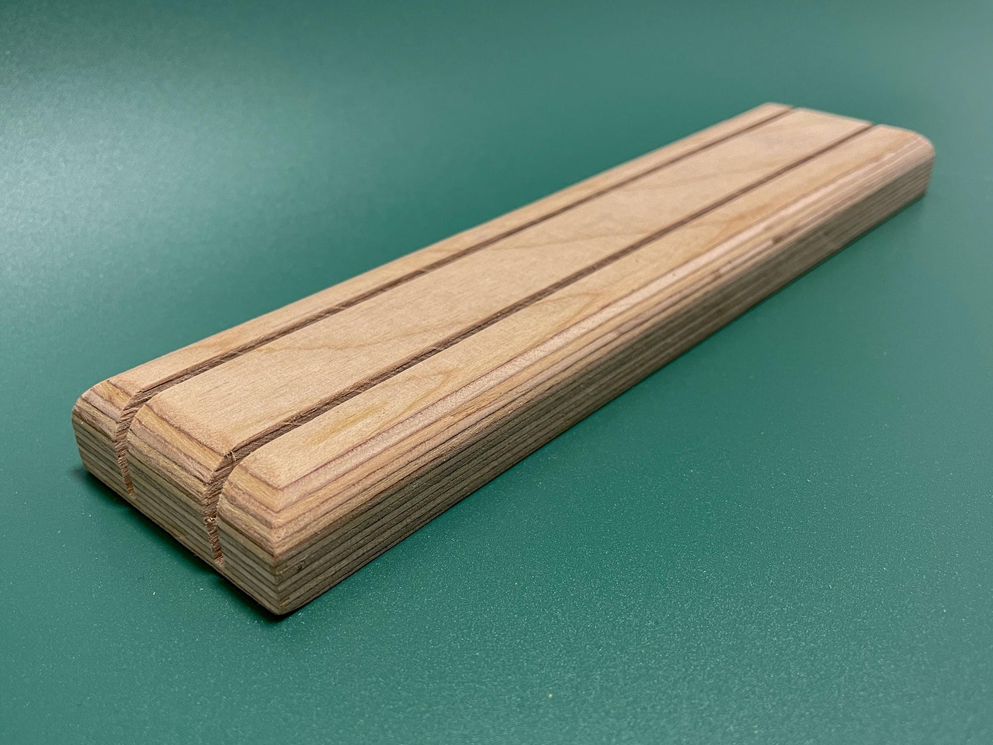 Handgefertigter Kartenhalter aus Holz – Kartenständer für Gesellschaftsspiele & Fotoleiste