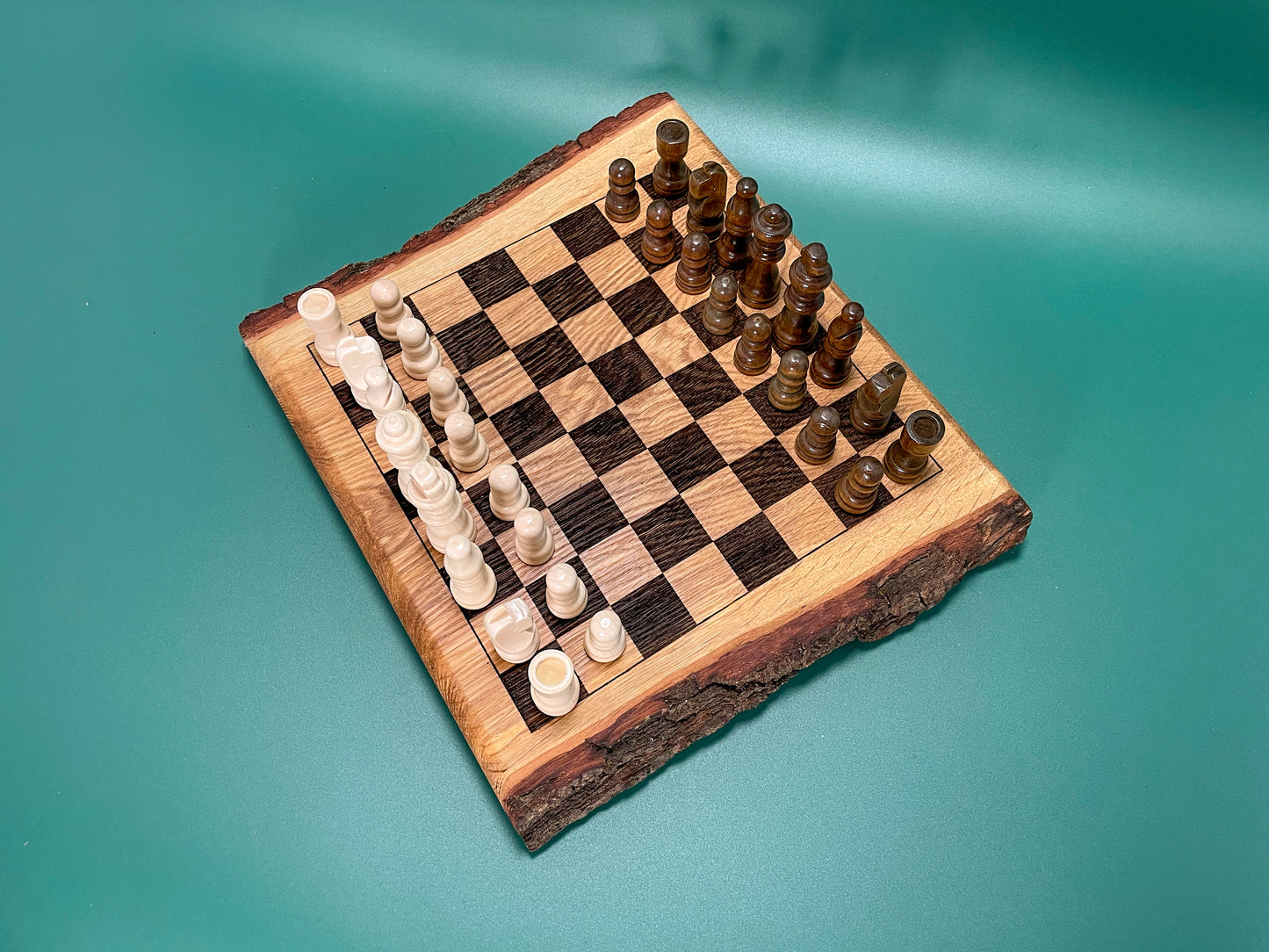 Rustikales Schachbrett Eiche | Handgemachtes Schachspiel mit Figuren | Wohnaccessoire & Geschenkidee