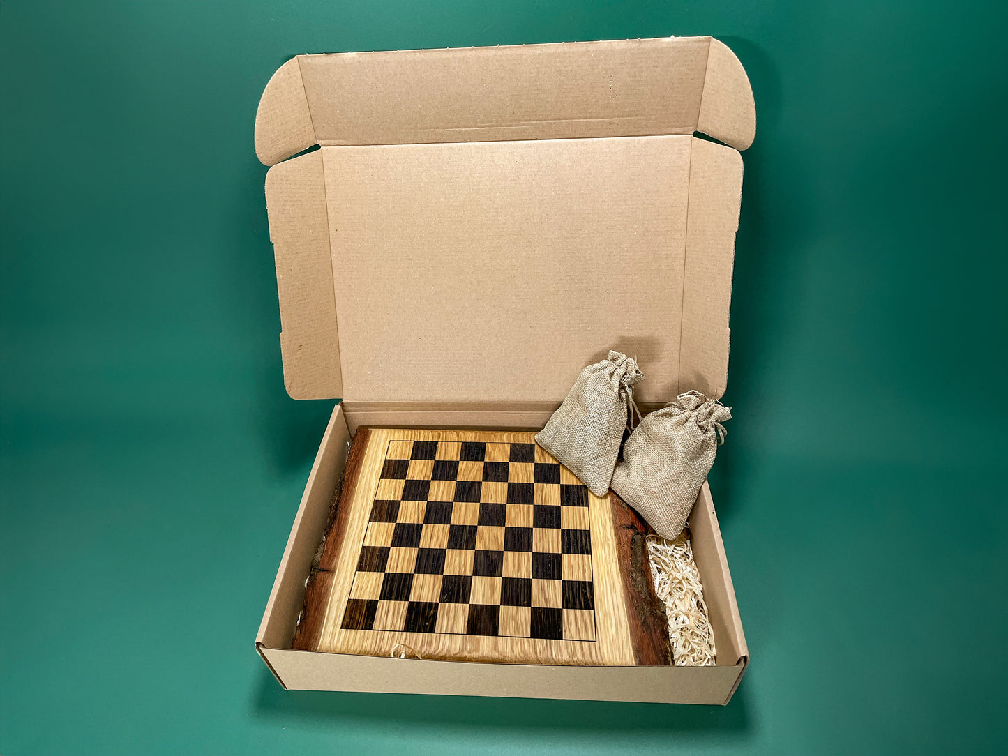 Rustikales Schachbrett Eiche | Handgemachtes Schachspiel mit Figuren | Wohnaccessoire & Geschenkidee