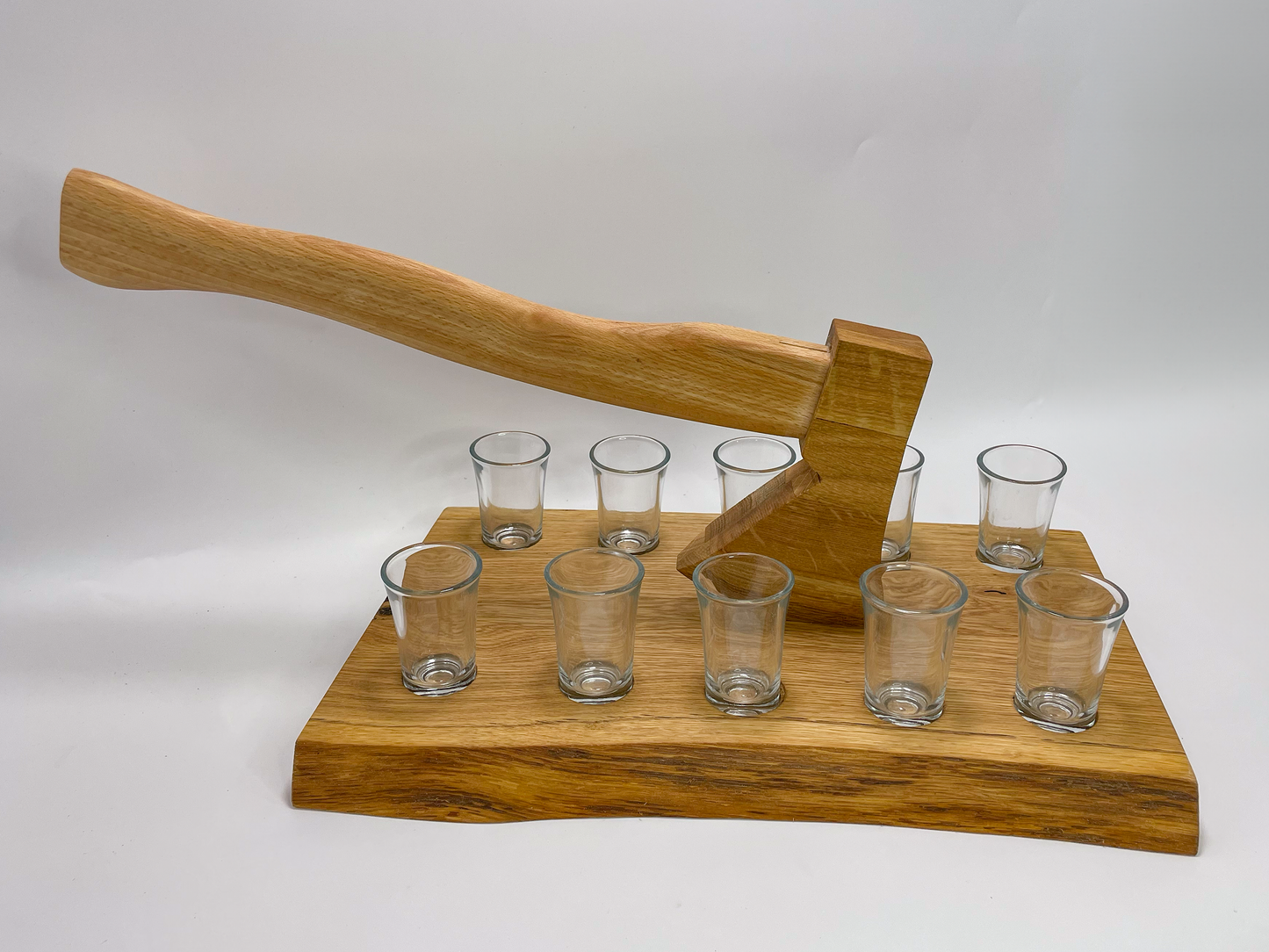 SchnAXTbrett – Handgefertigtes Schnapsbrett aus Eichenholz mit Baumkante