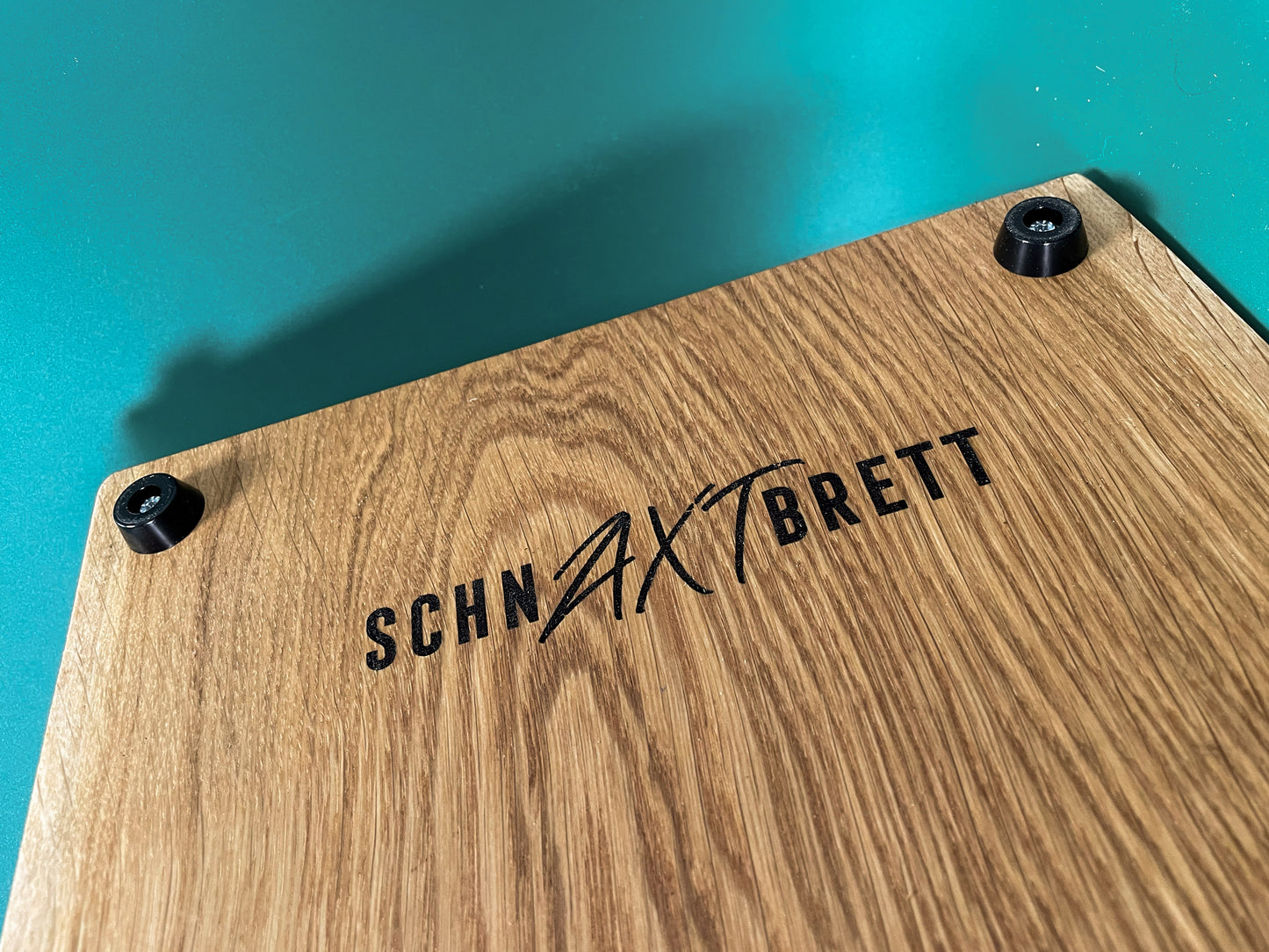 SchnAXTbrett – Handgefertigtes Schnapsbrett aus Eichenholz mit Baumkante