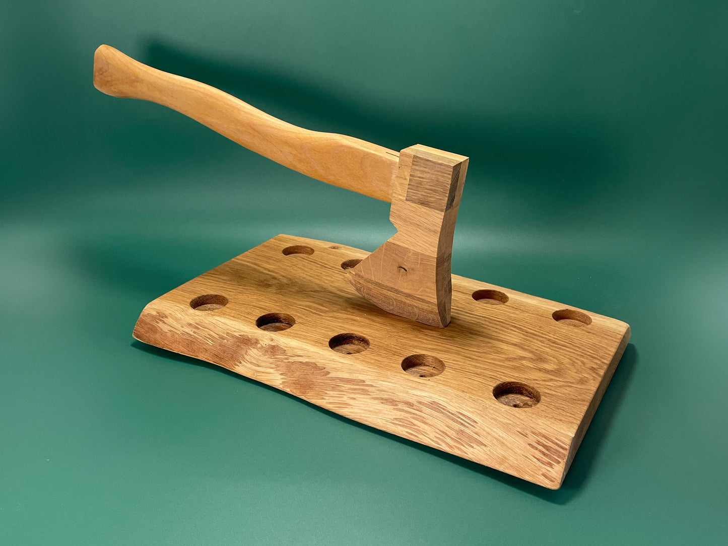 SchnAXTbrett – Handgefertigtes Schnapsbrett aus Eichenholz mit Baumkante