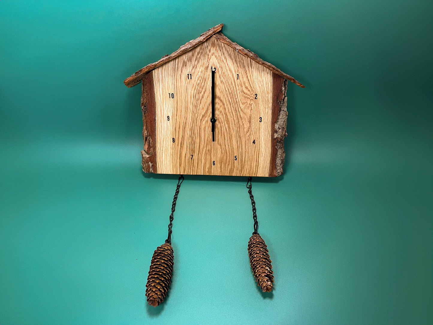 Schwarzwalduhr aus rustikalem Eichenholz – Handgefertigte Wanduhr im Naturdesign