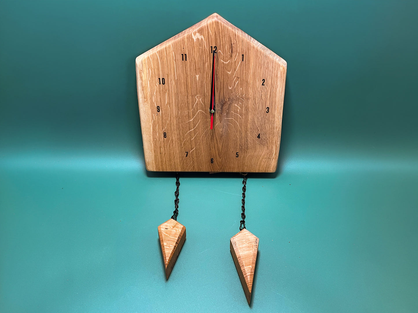 Schwarzwalduhr aus rustikalem Eichenholz – Handgefertigte Wanduhr im Naturdesign