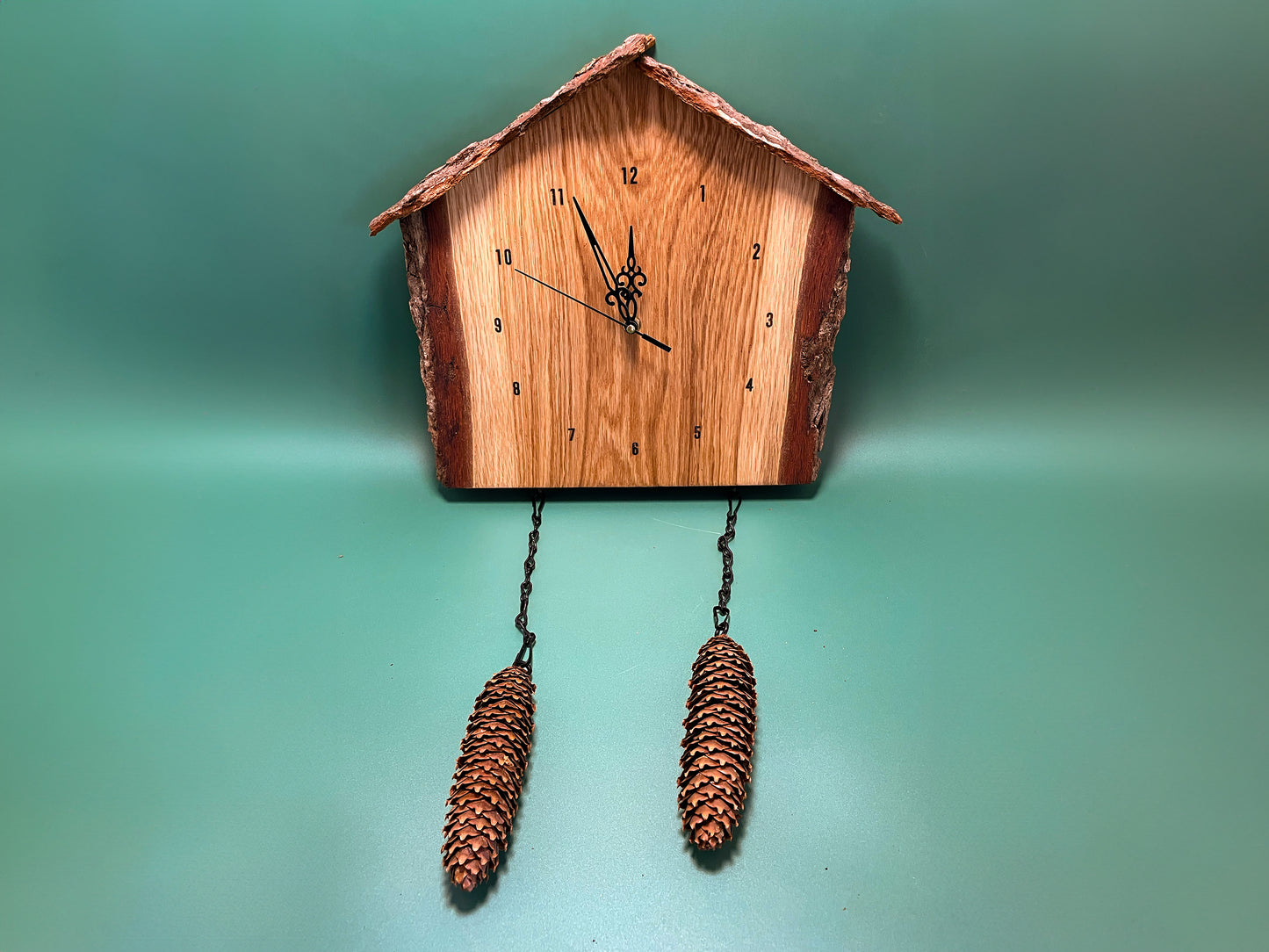 Schwarzwalduhr aus rustikalem Eichenholz – Handgefertigte Wanduhr im Naturdesign