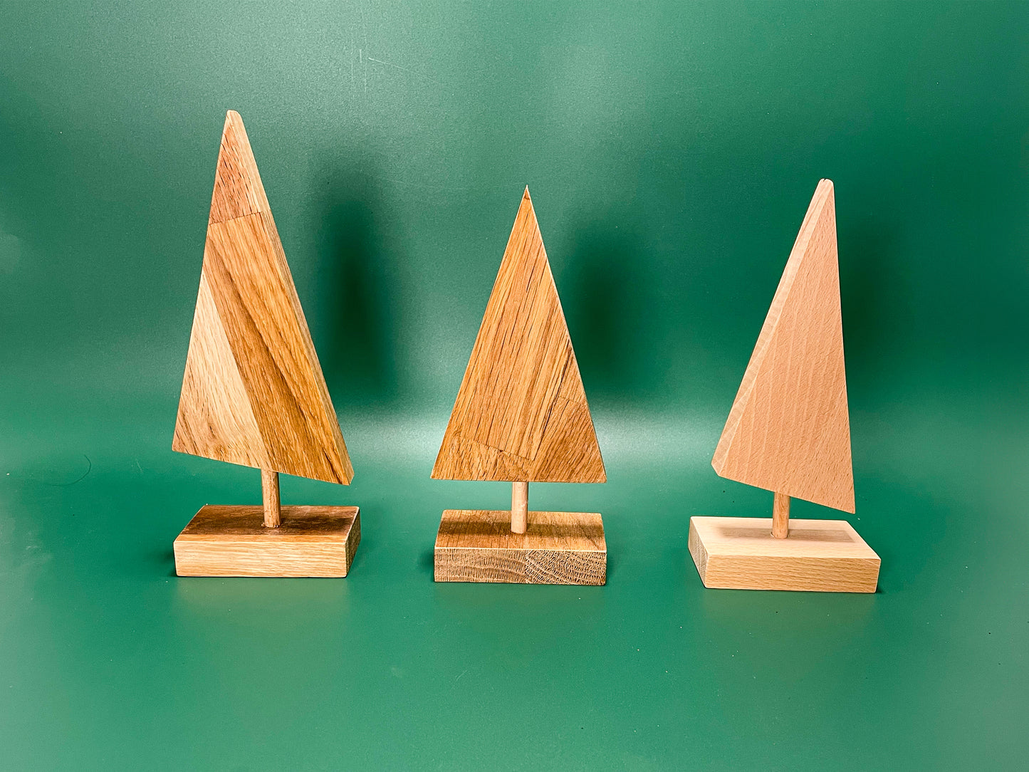 Handgefertigter Tannenbaum aus Holz – moderne & natürliche Weihnachtsdeko