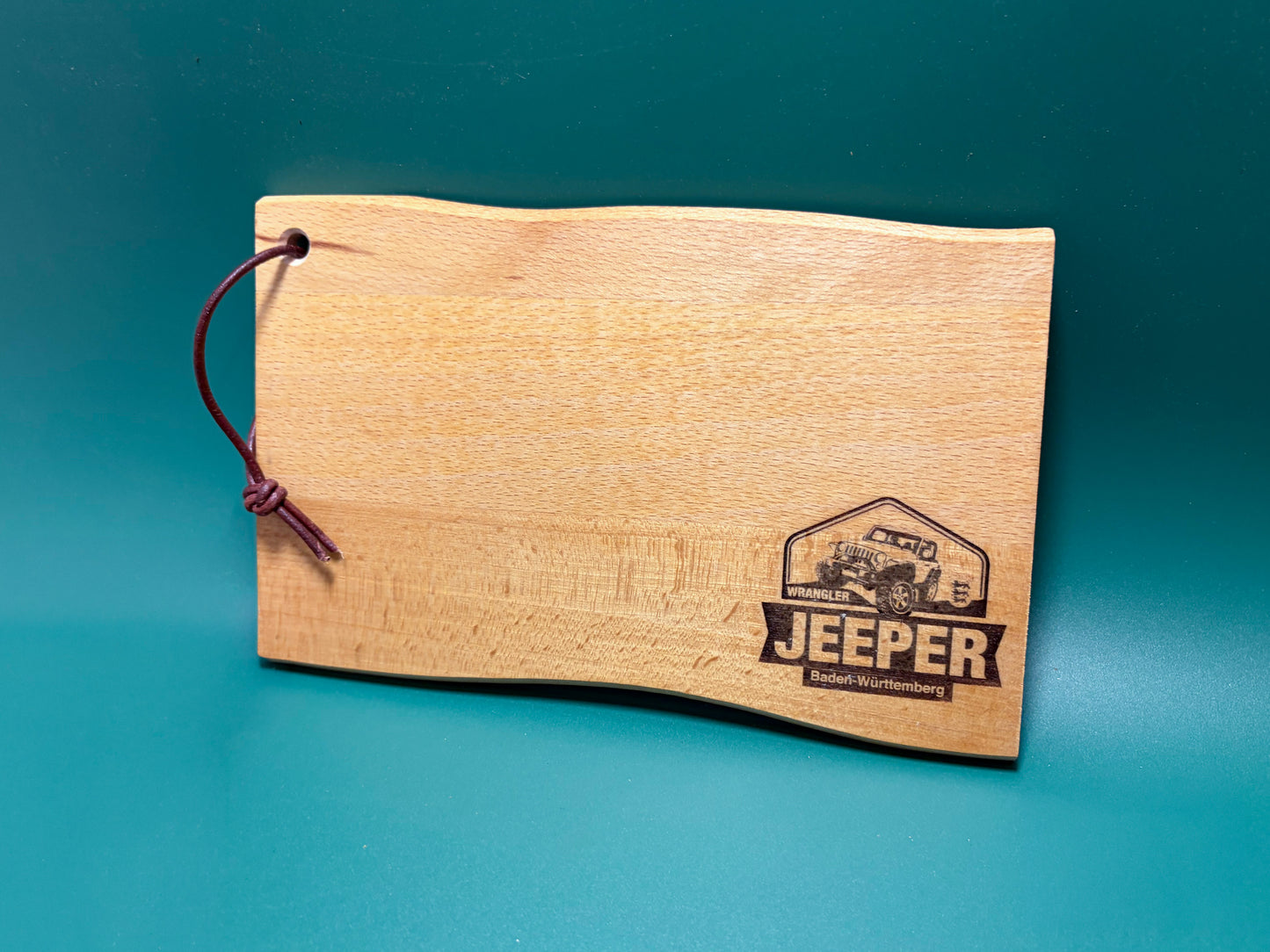 Handgefertigtes Vesperbrett aus Buchenholz – Wrangler Jeeper Baden-Württemberg Edition