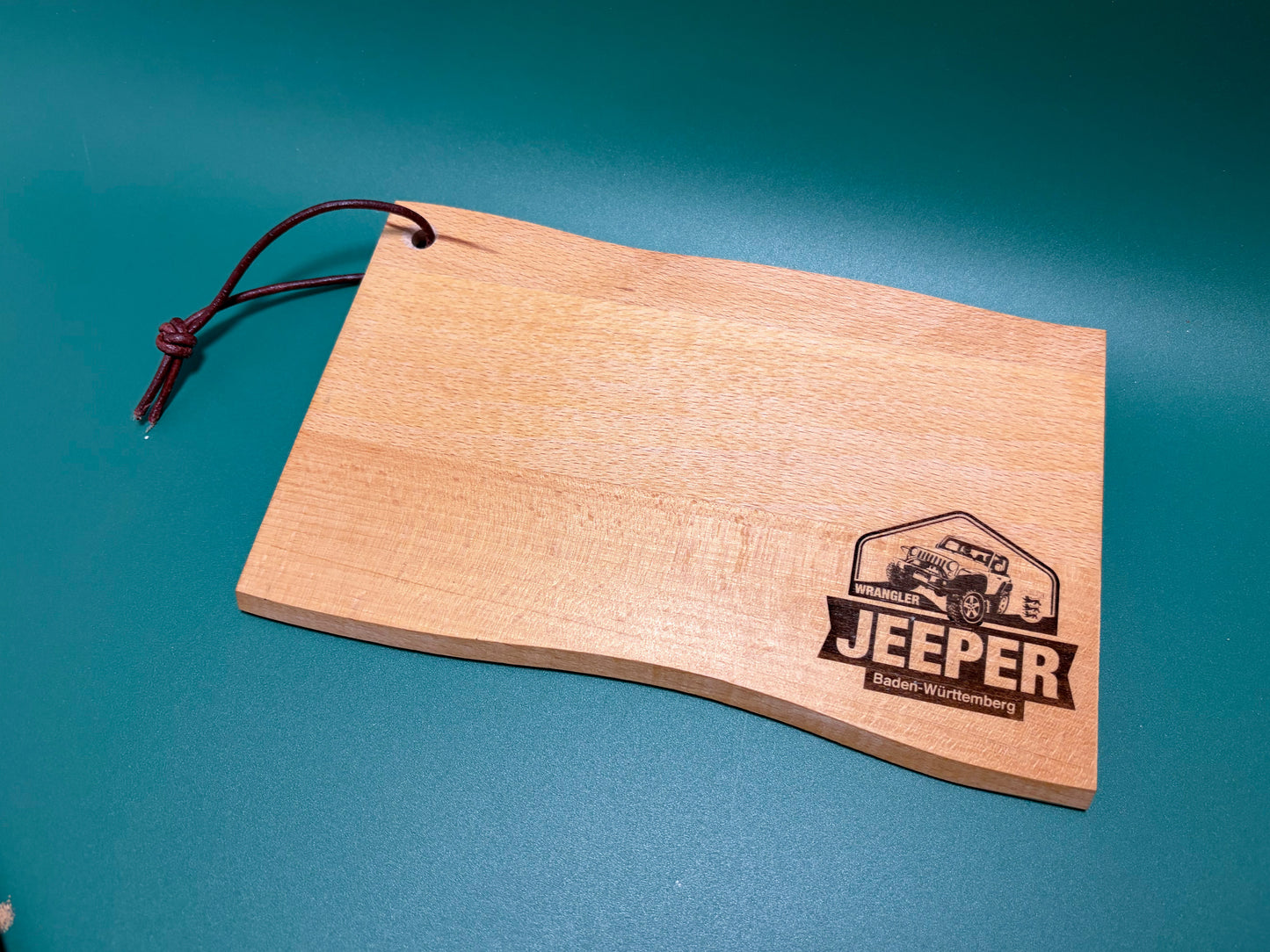 Handgefertigtes Vesperbrett aus Buchenholz – Wrangler Jeeper Baden-Württemberg Edition