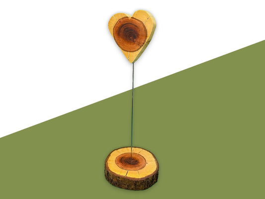 Handgefertigtes Holzherz auf Stab – romantische Dekoration & Geschenkidee