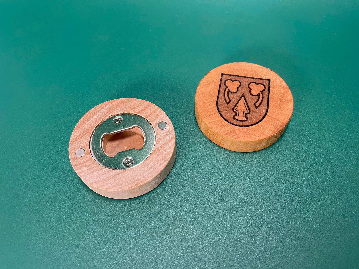 Flaschenöffner aus Buchenholz mit Lasergravur – Ettlingen Oberweier Edition