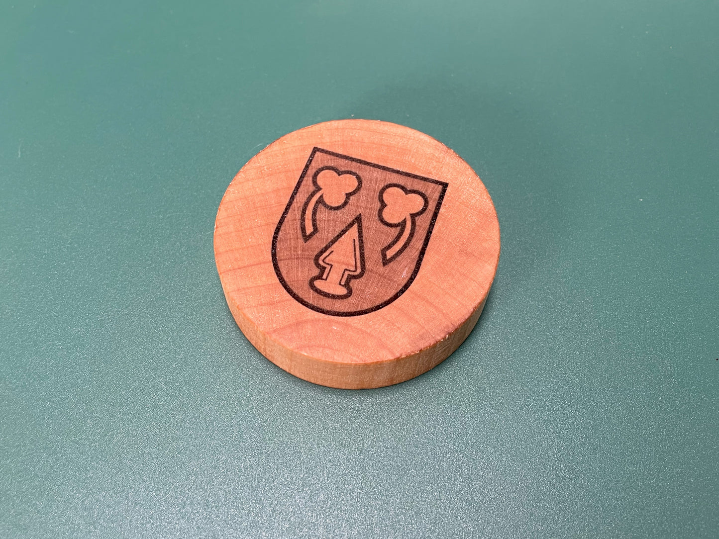 Flaschenöffner aus Buchenholz mit Lasergravur – Ettlingen Oberweier Edition